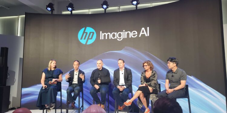 Η HP δίνει τη δυνατότητα σε όλους, από τους εργαζομένους σε επιχειρήσεις μέχρι τους ελεύθερους επαγγελματίες και τους φοιτητές, να ξεκλειδώσουν τη δύναμη της τεχνητής νοημοσύνης.