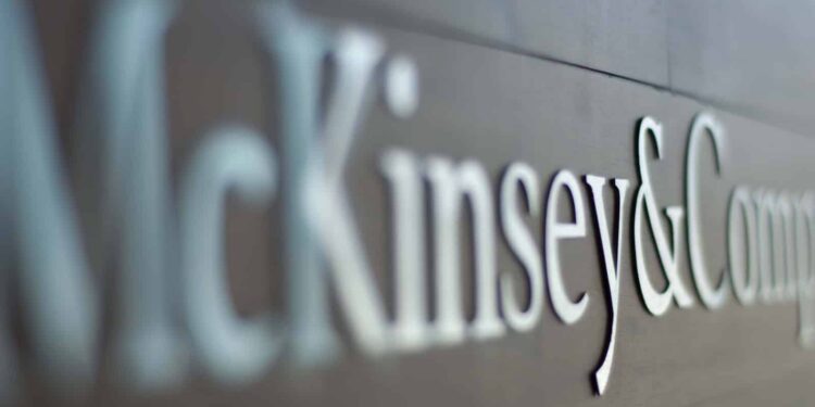 Το μεγαλύτερο εμπόδιο βρίσκεται στην εξασφάλιση εξειδικευμένου ανθρώπινου δυναμικού, λόγω του brain drain, η Ελλάδα κατατάσσεται στην 58η θέση μεταξύ 62 χωρών όσον αφορά την Τεχνητή Νοημοσύνη