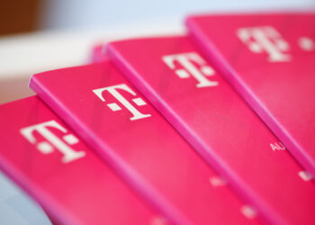 Η Deutsche Telekom αναζητά την Τεχνητή Νοημοσύνη για να ενισχύσει την αύξηση των εσόδων και να μειώσει το κόστος Ο όμιλος αναμένει τώρα ότι τα καθαρά έσοδα και τα έσοδα από υπηρεσίες θα αυξηθούν με ετήσιο ρυθμό 4% μεταξύ 2023 και 2027