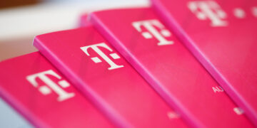 Η Deutsche Telekom αναζητά την Τεχνητή Νοημοσύνη για να ενισχύσει την αύξηση των εσόδων και να μειώσει το κόστος Ο όμιλος αναμένει τώρα ότι τα καθαρά έσοδα και τα έσοδα από υπηρεσίες θα αυξηθούν με ετήσιο ρυθμό 4% μεταξύ 2023 και 2027