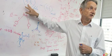 Ο Βρετανός επιστήμονας που αποκαλείται «νονός της τεχνητής νοημοσύνης» τιμήθηκε με το βραβείο Νόμπελ Φυσικής, αλλά προειδοποίησε για τον «υπαρξιακό κίνδυνο» που ενέχει αν η τεχνολογία «ξεφύγει από τον έλεγχο».