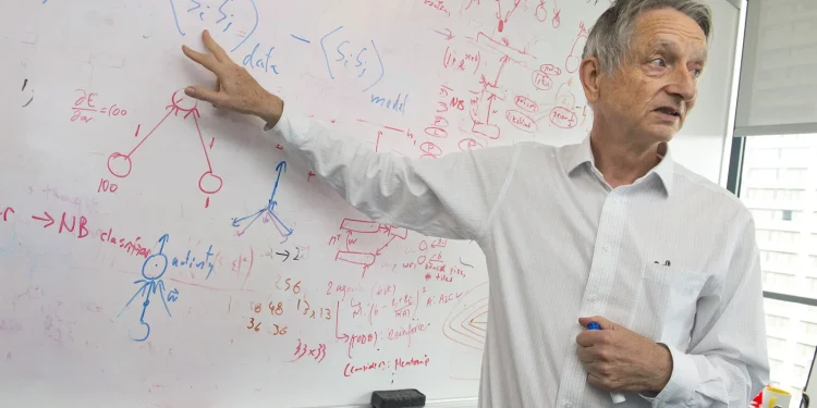 Ο Βρετανός επιστήμονας που αποκαλείται «νονός της τεχνητής νοημοσύνης» τιμήθηκε με το βραβείο Νόμπελ Φυσικής, αλλά προειδοποίησε για τον «υπαρξιακό κίνδυνο» που ενέχει αν η τεχνολογία «ξεφύγει από τον έλεγχο».