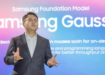 Η Samsung Electronics έδωσε σήμερα ένα βασικό μήνυμα και νέες τεχνολογίες λογισμικού μαζί με τις μελλοντικές της προοπτικές στο SDC Korea 2024, μια εικονική εκδήλωση. Η φετινή εκδήλωση είναι η 11η έκδοση μιας εκδήλωσης που ξεκίνησε το 2014 ως ένας τρόπος προσέλκυσης προγραμματιστών λογισμικού. Η Samsung άφησε να ξεγλιστρήσει το Gauss 2 στο συνέδριο της Samsung Developer Conference στη Νότια Κορέα. Πρόκειται για το μοντέλο GenAI δεύτερης γενιάς της εταιρείας και είναι ένα πολυτροπικό μοντέλο, που σημαίνει ότι μπορεί να δέχεται ως είσοδο πολλούς τύπους δεδομένων ταυτόχρονα, όπως κώδικα, εικόνες και γλώσσες.