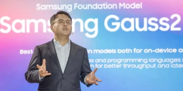 Η Samsung Electronics έδωσε σήμερα ένα βασικό μήνυμα και νέες τεχνολογίες λογισμικού μαζί με τις μελλοντικές της προοπτικές στο SDC Korea 2024, μια εικονική εκδήλωση. Η φετινή εκδήλωση είναι η 11η έκδοση μιας εκδήλωσης που ξεκίνησε το 2014 ως ένας τρόπος προσέλκυσης προγραμματιστών λογισμικού. Η Samsung άφησε να ξεγλιστρήσει το Gauss 2 στο συνέδριο της Samsung Developer Conference στη Νότια Κορέα. Πρόκειται για το μοντέλο GenAI δεύτερης γενιάς της εταιρείας και είναι ένα πολυτροπικό μοντέλο, που σημαίνει ότι μπορεί να δέχεται ως είσοδο πολλούς τύπους δεδομένων ταυτόχρονα, όπως κώδικα, εικόνες και γλώσσες.
