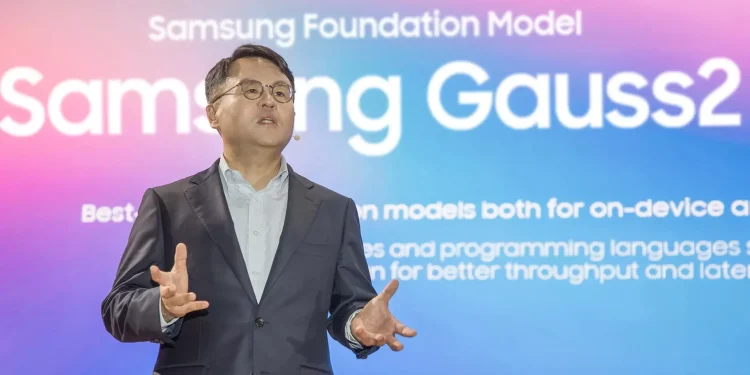 Η Samsung Electronics έδωσε σήμερα ένα βασικό μήνυμα και νέες τεχνολογίες λογισμικού μαζί με τις μελλοντικές της προοπτικές στο SDC Korea 2024, μια εικονική εκδήλωση. Η φετινή εκδήλωση είναι η 11η έκδοση μιας εκδήλωσης που ξεκίνησε το 2014 ως ένας τρόπος προσέλκυσης προγραμματιστών λογισμικού. Η Samsung άφησε να ξεγλιστρήσει το Gauss 2 στο συνέδριο της Samsung Developer Conference στη Νότια Κορέα. Πρόκειται για το μοντέλο GenAI δεύτερης γενιάς της εταιρείας και είναι ένα πολυτροπικό μοντέλο, που σημαίνει ότι μπορεί να δέχεται ως είσοδο πολλούς τύπους δεδομένων ταυτόχρονα, όπως κώδικα, εικόνες και γλώσσες.