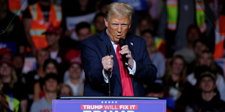 Ο Μασκ, ο οποίος έχει αναδειχθεί σε εξέχοντα σύμμαχο της προεκλογικής εκστρατείας του Τραμπ τόσο μέσω των δωρεών του όσο και μέσω της προώθησης του Τραμπ στην πλατφόρμα του X (πρώην Twitter), ανησυχεί εδώ και καιρό ότι η τεχνητή νοημοσύνη θα μπορούσε να αποτελέσει υπαρξιακή απειλή για την ανθρωπότητα. Πρόσφατα, ο Μασκ δήλωσε ότι πιστεύει ότι υπάρχει μια πιθανότητα 10% έως 20% ότι η Τεχνητή Νοημοσύνη «θα γίνει κακή». Τον Αύγουστο, ο Μασκ δημοσίευσε στο X υποστηρίζοντας το νομοσχέδιο για την ασφάλεια της τεχνητής νοημοσύνης της Καλιφόρνιας που έχει πλέον καταπέσει και το οποίο θα έθετε κιγκλιδώματα στους προγραμματιστές τεχνητής νοημοσύνης.