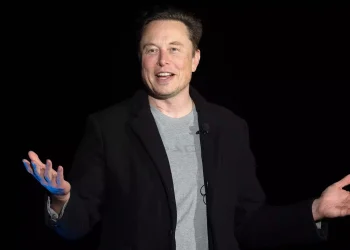 Οι δικηγόροι του δισεκατομμυριούχου της τεχνολογίας Elon Musk κατέθεσαν προσωρινή διαταγή κατά της OpenAI, αρκετών από τους συνιδρυτές της και του επενδυτή και στενού συνεργάτη της, της Microsoft, για να εμποδίσουν την OpenAI και άλλους κατονομαζόμενους κατηγορούμενους να συμμετάσχουν σε αυτό που ο δικηγόρος του Musk ισχυρίζεται ότι είναι αντιανταγωνιστική συμπεριφορά.