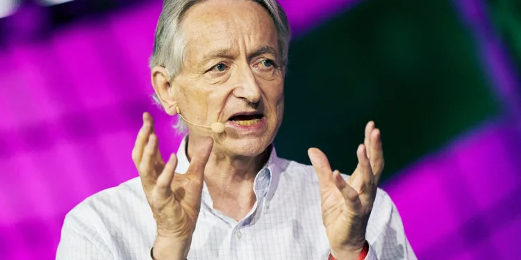 Ο Τζέφρι Χίντον λέει ότι δεν μετανιώνει για το έργο του που έθεσε τα θεμέλια της τεχνητής νοημοσύνης, αλλά εύχεται να σκεφτόταν την ασφάλεια νωρίτερα. Ο Βρετανοκαναδός επιστήμονας πληροφορικής που συχνά αποκαλείται νονός της τεχνητής νοημοσύνης δήλωσε το Σαββατοκύριακο ότι δεν έχει καμία ένοχη λύπη, η οποία, όπως είπε, είναι όταν κάποιος έχει κάνει κάτι ενώ γνωρίζει ότι δεν έπρεπε να το κάνει εκείνη τη στιγμή. «Ωστόσο, νομίζω ότι μπορεί να ήταν ατυχές, δεδομένου ότι θα αποκτήσουμε υπερ-νοημοσύνη πιο γρήγορα απ' ό,τι νόμιζα, και εύχομαι να είχα σκεφτεί την ασφάλεια νωρίτερα».