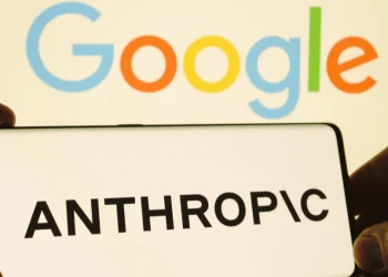 Οι εργολάβοι άρχισαν πρόσφατα να παρατηρούν αναφορές στον Claude της Anthropic να εμφανίζονται στην εσωτερική πλατφόρμα της Google που χρησιμοποιούν για να συγκρίνουν τον Gemini με άλλα ανώνυμα μοντέλα τεχνητής νοημοσύνης, όπως προκύπτει από την αλληλογραφία.