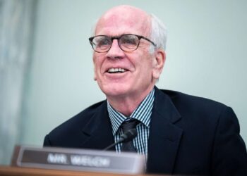 Ο γερουσιαστής Peter Welch εισάγει νομοσχέδιο για να επιβάλει μεγαλύτερη διαφάνεια από τους προγραμματιστές τεχνητής νοημοσύνης Η νομοθεσία, αν περάσει, θα επιτρέπει στους κατόχους πνευματικών δικαιωμάτων να κλητεύουν τα δεδομένα εκπαίδευσης της ΤΝ όταν προσπαθούν να αποδείξουν ότι το έργο τους χρησιμοποιήθηκε χωρίς τη συγκατάθεσή τους.