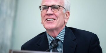 Ο γερουσιαστής Peter Welch εισάγει νομοσχέδιο για να επιβάλει μεγαλύτερη διαφάνεια από τους προγραμματιστές τεχνητής νοημοσύνης Η νομοθεσία, αν περάσει, θα επιτρέπει στους κατόχους πνευματικών δικαιωμάτων να κλητεύουν τα δεδομένα εκπαίδευσης της ΤΝ όταν προσπαθούν να αποδείξουν ότι το έργο τους χρησιμοποιήθηκε χωρίς τη συγκατάθεσή τους.