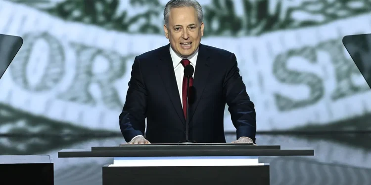 Ο Ντόναλντ Τραμπ ανακοίνωσε την Πέμπτη ότι διορίζει τον podcaster και πρώην διευθύνοντα σύμβουλο της PayPal Ντέιβιντ Σακς ως τσάρο του Λευκού Οίκου για την τεχνητή νοημοσύνη και την κρυπτογράφηση, συνεχίζοντας το μοτίβο της ανταμοιβής των μεγάλων δωρητών με πολιτική δύναμη.