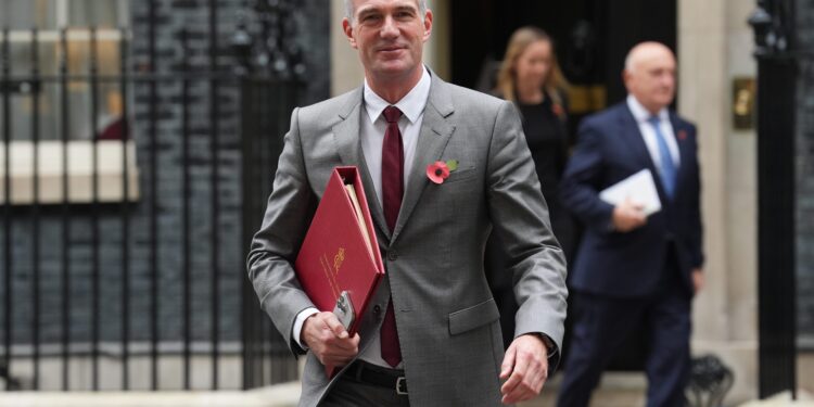 Το Ηνωμένο Βασίλειο μπορεί να είναι το «γλυκό σημείο της τεχνητής νοημοσύνης»: Starmer για τη ρύθμιση, τον Musk και την ελευθερία του λόγου Ο υπουργός Τεχνολογίας Πίτερ Κάιλ έχει αναλάβει να καταστήσει τη Βρετανία ηγετικό παράγοντα στην επανάσταση της τεχνητής νοημοσύνης, αλλά λέει ότι η οικονομική ανάπτυξη δεν θα έρθει σε βάρος της ασφάλειας στο διαδίκτυο Με το NHS να εξακολουθεί να αγωνίζεται, την κρίση στις φυλακές να παραπαίει και το κόστος δανεισμού της Βρετανίας να εκτοξεύεται στα ύψη, υπάρχουν λίγες εύκολες δουλειές στο υπουργικό συμβούλιο του Keir Starmer προς το παρόν.