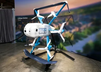 Η Amazon αναστέλλει τις παραδόσεις drone στις ΗΠΑ μετά από συντριβή σε δοκιμαστική εγκατάσταση Η Amazon διέκοψε τις δοκιμές των drones παράδοσης μετά από συντριβή στην οποία ενεπλάκησαν δύο μοντέλα της, σύμφωνα με το Bloomberg. Πρόκειται για το τελευταίο πλήγμα για το ταλαιπωρημένο πρόγραμμα Prime Air της Amazon, το οποίο στοχεύει να παραδίδει περίπου 500 εκατομμύρια πακέτα ετησίως στους πελάτες μέχρι το τέλος της δεκαετίας.