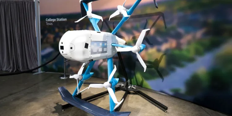 Η Amazon αναστέλλει τις παραδόσεις drone στις ΗΠΑ μετά από συντριβή σε δοκιμαστική εγκατάσταση Η Amazon διέκοψε τις δοκιμές των drones παράδοσης μετά από συντριβή στην οποία ενεπλάκησαν δύο μοντέλα της, σύμφωνα με το Bloomberg. Πρόκειται για το τελευταίο πλήγμα για το ταλαιπωρημένο πρόγραμμα Prime Air της Amazon, το οποίο στοχεύει να παραδίδει περίπου 500 εκατομμύρια πακέτα ετησίως στους πελάτες μέχρι το τέλος της δεκαετίας.