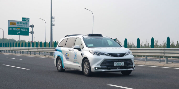 Η νεοφυής εταιρεία αυτόνομης οδήγησης Pony AI (NASDAQ: PONY) ανακοίνωσε σήμερα ότι ξεκίνησε δοκιμές ρομποταξί σε αυτοκινητόδρομους και λεωφόρους ταχείας κυκλοφορίας του Πεκίνου χωρίς αξιωματικό ασφαλείας στη θέση του οδηγού.