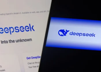 Το AI chatbot DeepSeek έχει κατακλύσει τον κόσμο, κατακτώντας την κορυφή των charts των app store και στέλνοντας τη Silicon Valley και τη Wall Street σε κατάρρευση. Ως παρακλάδι του κινεζικού hedge fund High-Flyer, η αναλογία κόστους-απόδοσης του DeepSeek είναι εντυπωσιακή σε σύγκριση με τις καθιερωμένες εταιρείες όπως η OpenAI. Ωστόσο, οι αναφορές τεκμηριώνουν όλο και περισσότερο ορισμένα από τα πράγματα που το chatbot της AI δεν είναι πρόθυμο να συζητήσει, συμπεριλαμβανομένων ακανθώδους θεμάτων όπως οι διαδηλώσεις και η σφαγή στην πλατεία Τιενανμέν και η Ταϊβάν.