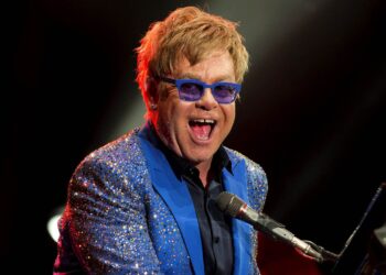 Ο Sir Elton John προειδοποίησε ότι η τεχνητή νοημοσύνη θα «αποδυναμώσει και θα απειλήσει ακόμη περισσότερο τα κέρδη των νέων καλλιτεχνών», καθώς υποστήριξε την κριτική του Sir Paul McCartney για την προτεινόμενη αναθεώρηση της νομοθεσίας περί πνευματικών δικαιωμάτων.
