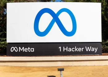 Το σχέδιο της Meta να εξαπολύσει προφίλ AI Bot θα μπορούσε πραγματικά να λειτουργήσει Αν νομίζατε ότι το 2024 ήταν μια μεγάλη χρονιά για τις κοινωνικές πλατφόρμες που προωθούν στοιχεία AI στις εφαρμογές τους, δεν έχετε δει τίποτα ακόμα, με τη Meta να θέλει να φέρει ακόμα περισσότερη AI στις ροές σας κατά τη διάρκεια του επόμενου έτους. Πώς θα το κάνει αυτό; Λοιπόν, πέρα από την εισαγωγή AI chatbots σε κάθε πτυχή που μπορεί, το επόμενο σχέδιο της Meta είναι να αναπτύξει εκατομμύρια γεννητικούς χαρακτήρες AI και να τους βάλει να παριστάνουν πραγματικούς χρήστες στο Facebook και το Instagram. Σύμφωνα με τον Connor Hayes, αντιπρόεδρο προϊόντος της Meta για το gen AI, σύντομα, θα υπάρχει μια ολόκληρη σειρά από νέα προφίλ AI που θα ενεργοποιούνται μέσα στις εφαρμογές της.