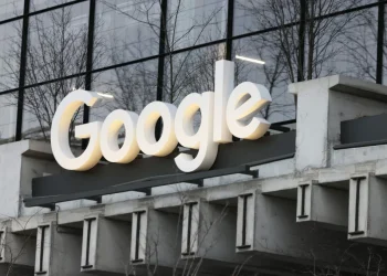 Η Google δημιουργεί μια νέα ομάδα για να εργαστεί πάνω σε μοντέλα τεχνητής νοημοσύνης που μπορούν να προσομοιώσουν τον φυσικό κόσμο. Ο Tim Brooks - ένας από τους συν-επικεφαλής της γεννήτριας βίντεο του OpenAI, Sora, ο οποίος έφυγε για το ερευνητικό εργαστήριο τεχνητής νοημοσύνης της Google, Google DeepMind, τον Οκτώβριο - θα ηγηθεί της νέας ομάδας, όπως ανακοίνωσε σε μια ανάρτηση στο X. Θα αποτελεί μέρος του Google DeepMind.