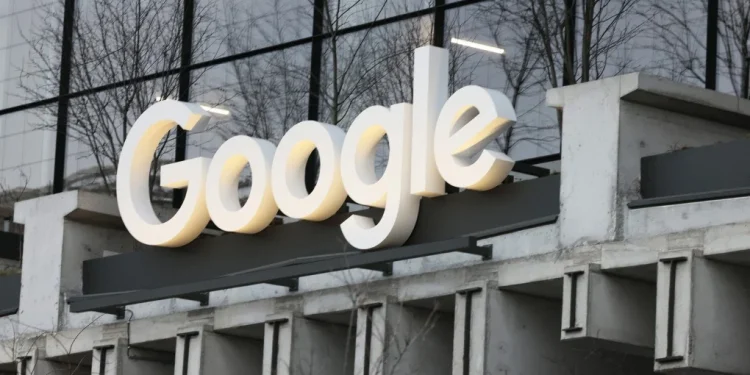 Η Google δημιουργεί μια νέα ομάδα για να εργαστεί πάνω σε μοντέλα τεχνητής νοημοσύνης που μπορούν να προσομοιώσουν τον φυσικό κόσμο. Ο Tim Brooks - ένας από τους συν-επικεφαλής της γεννήτριας βίντεο του OpenAI, Sora, ο οποίος έφυγε για το ερευνητικό εργαστήριο τεχνητής νοημοσύνης της Google, Google DeepMind, τον Οκτώβριο - θα ηγηθεί της νέας ομάδας, όπως ανακοίνωσε σε μια ανάρτηση στο X. Θα αποτελεί μέρος του Google DeepMind.