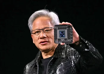 Η NVIDIA παρουσίασε σήμερα το NVIDIA® Project DIGITS, έναν προσωπικό υπερυπολογιστή τεχνητής νοημοσύνης που παρέχει στους ερευνητές τεχνητής νοημοσύνης, στους επιστήμονες δεδομένων και στους φοιτητές παγκοσμίως πρόσβαση στη δύναμη της πλατφόρμας NVIDIA Grace Blackwell. Το Project DIGITS διαθέτει το νέο NVIDIA GB10 Grace Blackwell Superchip, το οποίο προσφέρει ένα petaflop υπολογιστικών επιδόσεων AI για την κατασκευή πρωτοτύπων, τη λεπτομερή ρύθμιση και την εκτέλεση μεγάλων μοντέλων AI. Με το Project DIGITS, οι χρήστες μπορούν να αναπτύσσουν και να εκτελούν συμπερασμούς σε μοντέλα χρησιμοποιώντας το δικό τους επιτραπέζιο σύστημα, και στη συνέχεια να αναπτύσσουν απρόσκοπτα τα μοντέλα σε επιταχυνόμενη υποδομή cloud ή data center. Translated with DeepL.com (free version)