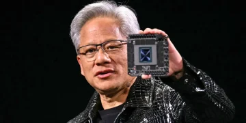 Η NVIDIA παρουσίασε σήμερα το NVIDIA® Project DIGITS, έναν προσωπικό υπερυπολογιστή τεχνητής νοημοσύνης που παρέχει στους ερευνητές τεχνητής νοημοσύνης, στους επιστήμονες δεδομένων και στους φοιτητές παγκοσμίως πρόσβαση στη δύναμη της πλατφόρμας NVIDIA Grace Blackwell. Το Project DIGITS διαθέτει το νέο NVIDIA GB10 Grace Blackwell Superchip, το οποίο προσφέρει ένα petaflop υπολογιστικών επιδόσεων AI για την κατασκευή πρωτοτύπων, τη λεπτομερή ρύθμιση και την εκτέλεση μεγάλων μοντέλων AI. Με το Project DIGITS, οι χρήστες μπορούν να αναπτύσσουν και να εκτελούν συμπερασμούς σε μοντέλα χρησιμοποιώντας το δικό τους επιτραπέζιο σύστημα, και στη συνέχεια να αναπτύσσουν απρόσκοπτα τα μοντέλα σε επιταχυνόμενη υποδομή cloud ή data center. Translated with DeepL.com (free version)