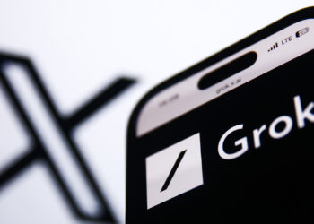 Από αυτή την εβδομάδα, το Grok είναι πλέον διαθέσιμο ως δωρεάν εφαρμογή στο iOS App Store, προσφέροντας στους χρήστες έναν εύκολο τρόπο πρόσβασης στις δυνατότητες του chatbot. Ένα από τα βασικά σημεία πώλησης της εφαρμογής είναι η προσβασιμότητά της: σε αντίθεση με την αρχική ενσωμάτωσή της στο X, η αυτόνομη εφαρμογή δεν απαιτεί από τους χρήστες να συνδεθούν με λογαριασμό X.