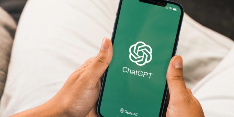 Η φούσκα της τεχνητής νοημοσύνης δεν έχει σκάσει ακόμα, τουλάχιστον όσον αφορά τις καταναλωτικές δαπάνες για εφαρμογές τεχνητής νοημοσύνης. Με επικεφαλής το ChatGPT της OpenAI, οι συνολικές δαπάνες για εφαρμογές τεχνητής νοημοσύνης εκτινάχθηκαν στα 1,42 δισεκατομμύρια δολάρια το 2024, σύμφωνα με την εταιρεία ανάλυσης εφαρμογών Appfigures. Αυτό σηματοδοτεί αύξηση 274% από το 2023 (η εφαρμογή ξεκίνησε τον Μάιο του ίδιου έτους). Μεταξύ δεκάδων χιλιάδων ανταγωνιστικών εφαρμογών - ορισμένες από τις οποίες αδειοδοτούν την τεχνολογία της OpenAI - το ChatGPT είναι τόσο κυρίαρχο που κερδίζει σταθερά περισσότερα από τα συνολικά έσοδα άλλων κορυφαίων εφαρμογών βοηθών AI. Translated with DeepL.com (free version)