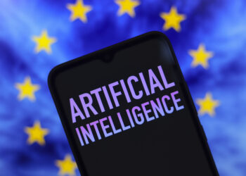 Η πρώτη προθεσμία συμμόρφωσης ξεκίνησε πριν από λίγες ημέρες για την πράξη της Ευρωπαϊκής Ένωσης για την τεχνητή νοημοσύνη, ένα πλαίσιο που βασίζεται στον κίνδυνο για τη ρύθμιση των χρήσεων της τεχνητής νοημοσύνης - απαγορεύοντας μια στενή επιλογή των λεγόμενων περιπτώσεων χρήσης της τεχνητής νοημοσύνης με «απαράδεκτο κίνδυνο», όπως η κοινωνική βαθμολόγηση που θα μπορούσε να οδηγήσει σε επιζήμια ή δυσμενή μεταχείριση- ή η επιβλαβής χειραγώγηση με τη χρήση «υποσυνείδητων τεχνικών». Την Τρίτη, το εκτελεστικό όργανο της ΕΕ, η Επιτροπή, ακολούθησε αυτή την καθορισμένη προθεσμία, εκδίδοντας οδηγίες για τους προγραμματιστές σχετικά με τον τρόπο συμμόρφωσης με αυτή την πτυχή του εγχειριδίου κανόνων για την τεχνητή νοημοσύνη του μπλοκ. Translated with DeepL.com (free version)