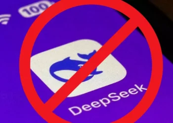 Η DeepSeek, η κινεζική εταιρεία τεχνητής νοημοσύνης, προκαλεί την οργή των ρυθμιστικών αρχών σε όλο τον κόσμο. Τα ιογενή μοντέλα τεχνητής νοημοσύνης και οι εφαρμογές chatbot της DeepSeek έχουν απαγορευτεί από έναν αυξανόμενο αριθμό χωρών και κυβερνητικών φορέων, οι οποίοι έχουν εκφράσει ανησυχίες σχετικά με τις πρακτικές δεοντολογίας, προστασίας της ιδιωτικής ζωής και ασφάλειας της DeepSeek.