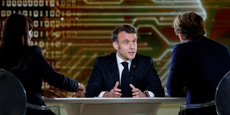 Ο Γάλλος πρόεδρος Εμανουέλ Μακρόν ανακοίνωσε σήμερα μια επενδυτική πρωτοβουλία που θα διοχετεύσει 109 δισεκατομμύρια ευρώ, δηλαδή 112 δισεκατομμύρια δολάρια, στο οικοσύστημα τεχνητής νοημοσύνης της χώρας.