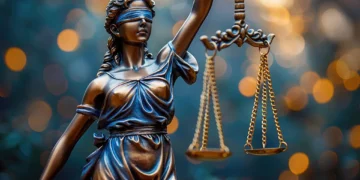 Στη σύγχρονη κοινωνία η τεχνητή νοημοσύνη έχει γίνει συνώνυμο της τεχνολογικής ανάπτυξης και η αξιοποίηση των εφαρμογών της αποτελεί πλέον μονόδρομο τόσο για τη διευκόλυνση της καθημερινότητας, όσο και για την επίλυση προβλημάτων, τα οποία ταλανίζουν τους πολίτες επί σειρά ετών. Η τεχνητή νοημοσύνη καθίσταται αναγκαία και ο ρόλος, που καλείται να παίξει, είναι καταλυτικός σε νευραλγικούς τομείς, που συνδέονται άμεσα με τον ανθρώπινο παράγοντα. Είναι πασιφανές και σίγουρα ελπιδοφόρο το ότι η ΤΝ θα αφήσει το ανεξίτηλο αποτύπωμά της στην οικονομία, στο επιχειρείν, στη βιομηχανία, στη διοίκηση των πόλεων και στον κρίσιμο τομέα της υγείας με τη χρήση καινοτόμων και πρωτοποριακών μεθόδων.