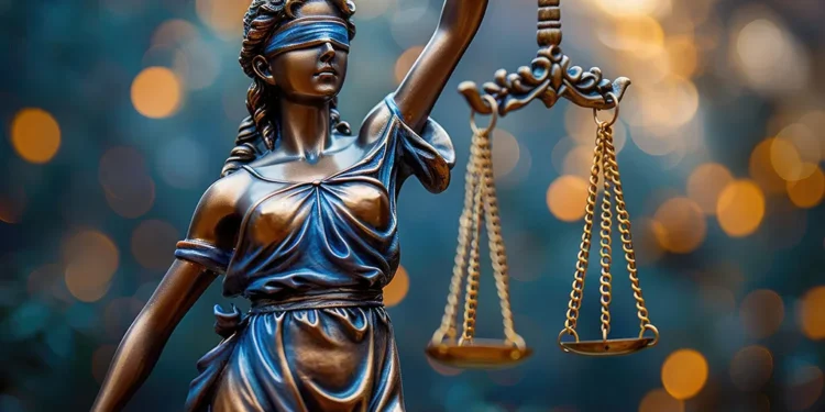 Στη σύγχρονη κοινωνία η τεχνητή νοημοσύνη έχει γίνει συνώνυμο της τεχνολογικής ανάπτυξης και η αξιοποίηση των εφαρμογών της αποτελεί πλέον μονόδρομο τόσο για τη διευκόλυνση της καθημερινότητας, όσο και για την επίλυση προβλημάτων, τα οποία ταλανίζουν τους πολίτες επί σειρά ετών. Η τεχνητή νοημοσύνη καθίσταται αναγκαία και ο ρόλος, που καλείται να παίξει, είναι καταλυτικός σε νευραλγικούς τομείς, που συνδέονται άμεσα με τον ανθρώπινο παράγοντα. Είναι πασιφανές και σίγουρα ελπιδοφόρο το ότι η ΤΝ θα αφήσει το ανεξίτηλο αποτύπωμά της στην οικονομία, στο επιχειρείν, στη βιομηχανία, στη διοίκηση των πόλεων και στον κρίσιμο τομέα της υγείας με τη χρήση καινοτόμων και πρωτοποριακών μεθόδων.