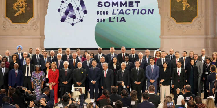 Η άρνηση των Ηνωμένων Πολιτειών και της Βρετανίας να υπογράψουν τη Διακήρυξη της Συνόδου Κορυφής για την Τεχνητή Νοημοσύνη στο Παρίσι, η οποία ζητούσε πολιτικές για να διατηρηθεί η Τεχνητή Νοημοσύνη «ανοικτή, χωρίς αποκλεισμούς, διαφανής, ηθική, ασφαλής και αξιόπιστη» δείχνει τις εγγενείς αντιφάσεις στην προσέγγιση Παρά τους υψηλούς στόχους και τον επείγοντα χαρακτήρα μιας συνεκτικής παγκόσμιας συνεργασίας, η σύνοδος κορυφής για την Τεχνητή Νοημοσύνη (ΤΝ) που ολοκληρώθηκε πρόσφατα στο Παρίσι αποκάλυψε τις διαιρέσεις μεταξύ των μεγάλων εθνών σχετικά με τον τρόπο αξιοποίησης των αναδυόμενων τεχνολογιών για ένα ευρύτερο δημόσιο καλό και τη γεφύρωση του ψηφιακού χάσματος. Στο επίκεντρο της συνόδου κορυφής ήταν το ζήτημα του τρόπου ρύθμισης της τεχνητής νοημοσύνης. Το γεγονός ότι οι Ηνωμένες Πολιτείες και η Βρετανία αρνήθηκαν να υπογράψουν τη Διακήρυξη της Συνόδου Κορυφής που ζητούσε πολιτικές για να παραμείνει η τεχνητή νοημοσύνη «ανοικτή, χωρίς αποκλεισμούς, διαφανής, ηθική, ασφαλής και αξιόπιστη» δείχνει τις εγγενείς αντιφάσεις στην προσέγγιση. Ωστόσο, 60 χώρες, συμπεριλαμβανομένης της Ινδίας, της Γαλλίας, της Κίνας και του Καναδά, έχουν υπογράψει τη δήλωση.