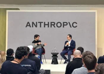 Αμέσως μετά το τέλος της Συνόδου Κορυφής για τη δράση της τεχνητής νοημοσύνης στο Παρίσι, ο συνιδρυτής και διευθύνων σύμβουλος της Anthropic, Dario Amodei, χαρακτήρισε την εκδήλωση «χαμένη ευκαιρία». Πρόσθεσε ότι «απαιτείται μεγαλύτερη εστίαση και επείγουσα ανάγκη σε διάφορα θέματα, δεδομένου του ρυθμού με τον οποίο εξελίσσεται η τεχνολογία», στη δήλωση που δημοσιεύθηκε την Τρίτη. Η εταιρεία τεχνητής νοημοσύνης πραγματοποίησε μια εκδήλωση στο Παρίσι με επίκεντρο τους προγραμματιστές σε συνεργασία με τη γαλλική startup Dust και το TechCrunch είχε την ευκαιρία να πάρει συνέντευξη από τον Amodei στη σκηνή. Στην εκδήλωση, εξήγησε τη γραμμή σκέψης του και υπερασπίστηκε έναν τρίτο δρόμο που δεν είναι ούτε καθαρή αισιοδοξία ούτε καθαρή κριτική για τα θέματα της καινοτομίας της AI και της διακυβέρνησης, αντίστοιχα.