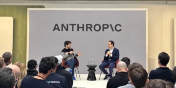 Αμέσως μετά το τέλος της Συνόδου Κορυφής για τη δράση της τεχνητής νοημοσύνης στο Παρίσι, ο συνιδρυτής και διευθύνων σύμβουλος της Anthropic, Dario Amodei, χαρακτήρισε την εκδήλωση «χαμένη ευκαιρία». Πρόσθεσε ότι «απαιτείται μεγαλύτερη εστίαση και επείγουσα ανάγκη σε διάφορα θέματα, δεδομένου του ρυθμού με τον οποίο εξελίσσεται η τεχνολογία», στη δήλωση που δημοσιεύθηκε την Τρίτη. Η εταιρεία τεχνητής νοημοσύνης πραγματοποίησε μια εκδήλωση στο Παρίσι με επίκεντρο τους προγραμματιστές σε συνεργασία με τη γαλλική startup Dust και το TechCrunch είχε την ευκαιρία να πάρει συνέντευξη από τον Amodei στη σκηνή. Στην εκδήλωση, εξήγησε τη γραμμή σκέψης του και υπερασπίστηκε έναν τρίτο δρόμο που δεν είναι ούτε καθαρή αισιοδοξία ούτε καθαρή κριτική για τα θέματα της καινοτομίας της AI και της διακυβέρνησης, αντίστοιχα.