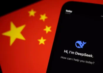 DeepSeek: Η κινεζική εφαρμογή τεχνητής νοημοσύνης που έχει κάνει τον κόσμο να μιλάει Η DeepSeek, μια κινεζική startup τεχνητής νοημοσύνης (AI), έγινε πρωτοσέλιδο παγκοσμίως αφού κατέκτησε την κορυφή των charts λήψης εφαρμογών και προκάλεσε τη βύθιση των αμερικανικών τεχνολογικών μετοχών. Τον Ιανουάριο, κυκλοφόρησε το τελευταίο της μοντέλο, το DeepSeek R1, το οποίο, όπως είπε, ανταγωνίζεται σε δυνατότητες την τεχνολογία που έχει αναπτύξει η εταιρεία κατασκευής ChatGPT OpenAI, ενώ η δημιουργία του κοστίζει πολύ λιγότερο.