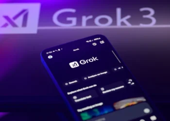 Η X ανακοίνωσε την κυκλοφορία του πιο πρόσφατου μοντέλου τεχνητής νοημοσύνης της, με το Grok 3, το οποίο φέρεται να εκπαιδεύτηκε σε 200.000 GPU, να είναι πλέον διαθέσιμο για ορισμένους χρήστες. Το τελευταίο μοντέλο Grok διαθέτει πάνω από 10 φορές την υπολογιστική ισχύ της προηγούμενης προσφοράς, γεγονός που, σύμφωνα με την X, το τοποθετεί μπροστά από τους ανταγωνιστές σε διάφορα βασικά benchmarks.
