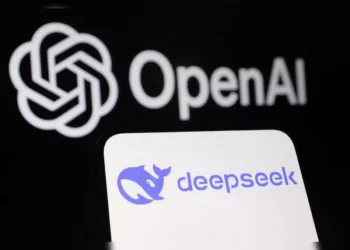 Η Microsoft και η OpenAI διερευνούν μια πιθανή παραβίαση του συστήματος της εταιρείας τεχνητής νοημοσύνης από μια ομάδα που φέρεται να συνδέεται με την κινεζική νεοφυή εταιρεία τεχνητής νοημοσύνης DeepSeek. Σύμφωνα με το Bloomberg, η έρευνα πηγάζει από ύποπτη δραστηριότητα εξαγωγής δεδομένων που εντοπίστηκε στα τέλη του 2024 μέσω της διεπαφής προγραμματισμού εφαρμογών (API) της OpenAI, προκαλώντας ευρύτερες ανησυχίες σχετικά με τον διεθνή ανταγωνισμό AI. Η Microsoft, ο μεγαλύτερος χρηματοδότης της OpenAI, εντόπισε πρώτη την εξαγωγή δεδομένων μεγάλης κλίμακας και ενημέρωσε τον κατασκευαστή του ChatGPT για το περιστατικό. Πηγές πιστεύουν ότι η δραστηριότητα μπορεί να παραβίασε τους όρους χρήσης του OpenAI ή ότι η ομάδα μπορεί να εκμεταλλεύτηκε κενά για να παρακάμψει τους περιορισμούς που περιόριζαν το μέγεθος των δεδομένων που μπορούσαν να συλλέξουν.