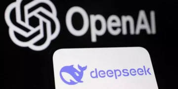 Η Microsoft και η OpenAI διερευνούν μια πιθανή παραβίαση του συστήματος της εταιρείας τεχνητής νοημοσύνης από μια ομάδα που φέρεται να συνδέεται με την κινεζική νεοφυή εταιρεία τεχνητής νοημοσύνης DeepSeek. Σύμφωνα με το Bloomberg, η έρευνα πηγάζει από ύποπτη δραστηριότητα εξαγωγής δεδομένων που εντοπίστηκε στα τέλη του 2024 μέσω της διεπαφής προγραμματισμού εφαρμογών (API) της OpenAI, προκαλώντας ευρύτερες ανησυχίες σχετικά με τον διεθνή ανταγωνισμό AI. Η Microsoft, ο μεγαλύτερος χρηματοδότης της OpenAI, εντόπισε πρώτη την εξαγωγή δεδομένων μεγάλης κλίμακας και ενημέρωσε τον κατασκευαστή του ChatGPT για το περιστατικό. Πηγές πιστεύουν ότι η δραστηριότητα μπορεί να παραβίασε τους όρους χρήσης του OpenAI ή ότι η ομάδα μπορεί να εκμεταλλεύτηκε κενά για να παρακάμψει τους περιορισμούς που περιόριζαν το μέγεθος των δεδομένων που μπορούσαν να συλλέξουν.