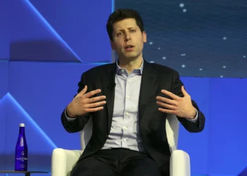 Το OpenAI βρίσκεται σε μια κάπως επισφαλή θέση. Αντιμετωπίζει την αντίληψη ότι χάνει έδαφος στην κούρσα της τεχνητής νοημοσύνης σε κινεζικές εταιρείες όπως η DeepSeek, η οποία ισχυρίζεται ότι η OpenAI μπορεί να έχει κλέψει την πνευματική της ιδιοκτησία. Η κατασκευάστρια εταιρεία ChatGPT προσπαθεί να ενισχύσει τη σχέση της με την Ουάσινγκτον και ταυτόχρονα να επιδιώξει ένα φιλόδοξο σχέδιο κέντρου δεδομένων, ενώ φέρεται να έχει θέσει τις βάσεις για έναν από τους μεγαλύτερους γύρους χρηματοδότησης στην ιστορία. Translated with DeepL.com (free version)