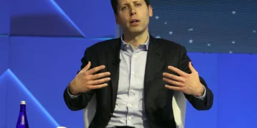 Το OpenAI βρίσκεται σε μια κάπως επισφαλή θέση. Αντιμετωπίζει την αντίληψη ότι χάνει έδαφος στην κούρσα της τεχνητής νοημοσύνης σε κινεζικές εταιρείες όπως η DeepSeek, η οποία ισχυρίζεται ότι η OpenAI μπορεί να έχει κλέψει την πνευματική της ιδιοκτησία. Η κατασκευάστρια εταιρεία ChatGPT προσπαθεί να ενισχύσει τη σχέση της με την Ουάσινγκτον και ταυτόχρονα να επιδιώξει ένα φιλόδοξο σχέδιο κέντρου δεδομένων, ενώ φέρεται να έχει θέσει τις βάσεις για έναν από τους μεγαλύτερους γύρους χρηματοδότησης στην ιστορία. Translated with DeepL.com (free version)