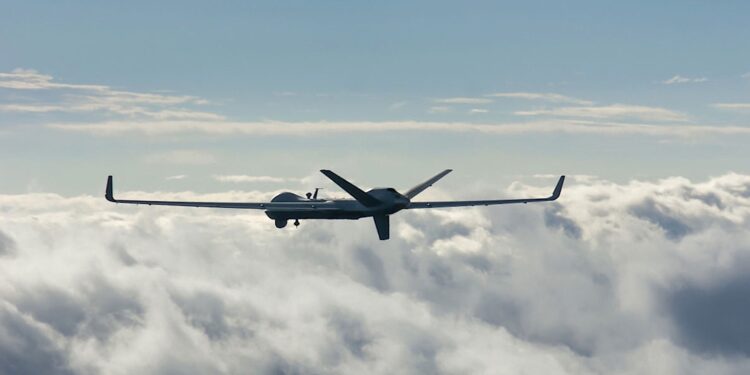 Το Πολεμικό Ναυτικό των ΗΠΑ εκπαιδεύει την Τεχνητή Νοημοσύνη να χρησιμοποιεί λέιζερ εναντίον επερχόμενων εχθρικών μη επανδρωμένων αεροσκαφών Τεχνητή νοημοσύνη υπεύθυνη για την εκτόξευση λέιζερ... Κάποιος που φοβάται τέτοια πράγματα θα μπορούσε να πει ότι αυτός είναι ένας εφιάλτης που βλέπει συχνά, ωστόσο είναι σε μεγάλο βαθμό η πραγματικότητα της εποχής μας. Ή, τουλάχιστον, θα είναι όταν οι τύποι από το Naval Postgraduate School (NPS), το Naval Surface Warfare Center Dahlgren Division, τη Lockheed Martin, την Boeing και το Air Force Research Laboratory (AFRL), τελειώσουν με την έρευνά τους.