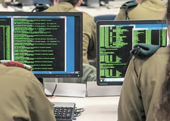 Ο ισραηλινός στρατός έχει κατασκευάσει ένα εργαλείο τεχνητής νοημοσύνης (AI) χρησιμοποιώντας τεράστιες ποσότητες υποκλαπέντων παλαιστινιακών επικοινωνιών, αποκάλυψε κοινή έρευνα του Guardian, του περιοδικού +972 και του Local Call. Το εργαλείο, που αναπτύχθηκε από τη Μονάδα 8200, τμήμα της υπηρεσίας πληροφοριών του Ισραήλ, έχει σχεδιαστεί για να αναλύει υποκλαπείσες συνομιλίες και μηνύματα κειμένου, εγείροντας ανησυχίες σχετικά με την επιτήρηση και την ηθική χρήση της τεχνητής νοημοσύνης σε επιχειρήσεις πληροφοριών. Σύμφωνα με πηγές που γνωρίζουν το έργο, η Μονάδα 8200 εκπαίδευσε το μοντέλο τεχνητής νοημοσύνης να κατανοεί την ομιλούμενη αραβική γλώσσα χρησιμοποιώντας εκτεταμένα δεδομένα παρακολούθησης που συλλέχθηκαν από τα κατεχόμενα παλαιστινιακά εδάφη.