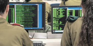 Ο ισραηλινός στρατός έχει κατασκευάσει ένα εργαλείο τεχνητής νοημοσύνης (AI) χρησιμοποιώντας τεράστιες ποσότητες υποκλαπέντων παλαιστινιακών επικοινωνιών, αποκάλυψε κοινή έρευνα του Guardian, του περιοδικού +972 και του Local Call. Το εργαλείο, που αναπτύχθηκε από τη Μονάδα 8200, τμήμα της υπηρεσίας πληροφοριών του Ισραήλ, έχει σχεδιαστεί για να αναλύει υποκλαπείσες συνομιλίες και μηνύματα κειμένου, εγείροντας ανησυχίες σχετικά με την επιτήρηση και την ηθική χρήση της τεχνητής νοημοσύνης σε επιχειρήσεις πληροφοριών. Σύμφωνα με πηγές που γνωρίζουν το έργο, η Μονάδα 8200 εκπαίδευσε το μοντέλο τεχνητής νοημοσύνης να κατανοεί την ομιλούμενη αραβική γλώσσα χρησιμοποιώντας εκτεταμένα δεδομένα παρακολούθησης που συλλέχθηκαν από τα κατεχόμενα παλαιστινιακά εδάφη.