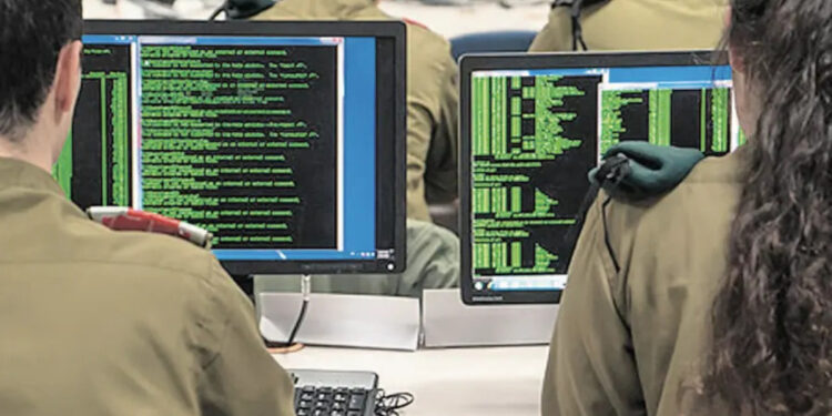 Ο ισραηλινός στρατός έχει κατασκευάσει ένα εργαλείο τεχνητής νοημοσύνης (AI) χρησιμοποιώντας τεράστιες ποσότητες υποκλαπέντων παλαιστινιακών επικοινωνιών, αποκάλυψε κοινή έρευνα του Guardian, του περιοδικού +972 και του Local Call. Το εργαλείο, που αναπτύχθηκε από τη Μονάδα 8200, τμήμα της υπηρεσίας πληροφοριών του Ισραήλ, έχει σχεδιαστεί για να αναλύει υποκλαπείσες συνομιλίες και μηνύματα κειμένου, εγείροντας ανησυχίες σχετικά με την επιτήρηση και την ηθική χρήση της τεχνητής νοημοσύνης σε επιχειρήσεις πληροφοριών. Σύμφωνα με πηγές που γνωρίζουν το έργο, η Μονάδα 8200 εκπαίδευσε το μοντέλο τεχνητής νοημοσύνης να κατανοεί την ομιλούμενη αραβική γλώσσα χρησιμοποιώντας εκτεταμένα δεδομένα παρακολούθησης που συλλέχθηκαν από τα κατεχόμενα παλαιστινιακά εδάφη.