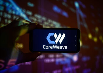 Στο πλαίσιο του συμφώνου, η CoreWeave θα παρέχει υποδομή AI στην OpenAI, ανέφερε η CoreWeave σε δήλωσή της τη Δευτέρα, επιβεβαιώνοντας προηγούμενη αποκλειστική αναφορά του Reuters. Η συμφωνία θα δώσει στην OpenAI μερίδιο στην CoreWeave, η οποία θα εκδώσει μετοχές αξίας 350 εκατομμυρίων δολαρίων στην κατασκευάστρια εταιρεία ChatGPT μέσω ιδιωτικής τοποθέτησης κατά την αρχική δημόσια προσφορά της. Η CoreWeave με έδρα το Λίβινγκστον του Νιου Τζέρσεϊ, η οποία είναι μία από τις πιο καυτές νεοφυείς επιχειρήσεις τεχνητής νοημοσύνης στις ΗΠΑ, δεν θα λάβει έσοδα στο πλαίσιο της έκδοσης μετοχών προς την OpenAI. «Η CoreWeave αποτελεί σημαντική προσθήκη στο χαρτοφυλάκιο υποδομών της OpenAI, συμπληρώνοντας τις εμπορικές συμφωνίες μας με τη Microsoft και την Oracle, καθώς και την κοινοπραξία μας με τη SoftBank για την Stargate», δήλωσε ο Sam Altman, CEO της OpenAI. Η συμφωνία παρέχει σημαντική ώθηση στην CoreWeave ενόψει της μεγάλης πώλησης μετοχών της, η οποία αναμένεται να βρεθεί στην κορυφή της λίστας των δημοσίων εγγραφών στις ΗΠΑ για το 2025.