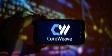Στο πλαίσιο του συμφώνου, η CoreWeave θα παρέχει υποδομή AI στην OpenAI, ανέφερε η CoreWeave σε δήλωσή της τη Δευτέρα, επιβεβαιώνοντας προηγούμενη αποκλειστική αναφορά του Reuters. Η συμφωνία θα δώσει στην OpenAI μερίδιο στην CoreWeave, η οποία θα εκδώσει μετοχές αξίας 350 εκατομμυρίων δολαρίων στην κατασκευάστρια εταιρεία ChatGPT μέσω ιδιωτικής τοποθέτησης κατά την αρχική δημόσια προσφορά της. Η CoreWeave με έδρα το Λίβινγκστον του Νιου Τζέρσεϊ, η οποία είναι μία από τις πιο καυτές νεοφυείς επιχειρήσεις τεχνητής νοημοσύνης στις ΗΠΑ, δεν θα λάβει έσοδα στο πλαίσιο της έκδοσης μετοχών προς την OpenAI. «Η CoreWeave αποτελεί σημαντική προσθήκη στο χαρτοφυλάκιο υποδομών της OpenAI, συμπληρώνοντας τις εμπορικές συμφωνίες μας με τη Microsoft και την Oracle, καθώς και την κοινοπραξία μας με τη SoftBank για την Stargate», δήλωσε ο Sam Altman, CEO της OpenAI. Η συμφωνία παρέχει σημαντική ώθηση στην CoreWeave ενόψει της μεγάλης πώλησης μετοχών της, η οποία αναμένεται να βρεθεί στην κορυφή της λίστας των δημοσίων εγγραφών στις ΗΠΑ για το 2025.
