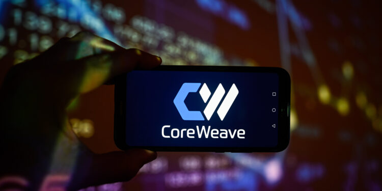 Στο πλαίσιο του συμφώνου, η CoreWeave θα παρέχει υποδομή AI στην OpenAI, ανέφερε η CoreWeave σε δήλωσή της τη Δευτέρα, επιβεβαιώνοντας προηγούμενη αποκλειστική αναφορά του Reuters. Η συμφωνία θα δώσει στην OpenAI μερίδιο στην CoreWeave, η οποία θα εκδώσει μετοχές αξίας 350 εκατομμυρίων δολαρίων στην κατασκευάστρια εταιρεία ChatGPT μέσω ιδιωτικής τοποθέτησης κατά την αρχική δημόσια προσφορά της. Η CoreWeave με έδρα το Λίβινγκστον του Νιου Τζέρσεϊ, η οποία είναι μία από τις πιο καυτές νεοφυείς επιχειρήσεις τεχνητής νοημοσύνης στις ΗΠΑ, δεν θα λάβει έσοδα στο πλαίσιο της έκδοσης μετοχών προς την OpenAI. «Η CoreWeave αποτελεί σημαντική προσθήκη στο χαρτοφυλάκιο υποδομών της OpenAI, συμπληρώνοντας τις εμπορικές συμφωνίες μας με τη Microsoft και την Oracle, καθώς και την κοινοπραξία μας με τη SoftBank για την Stargate», δήλωσε ο Sam Altman, CEO της OpenAI. Η συμφωνία παρέχει σημαντική ώθηση στην CoreWeave ενόψει της μεγάλης πώλησης μετοχών της, η οποία αναμένεται να βρεθεί στην κορυφή της λίστας των δημοσίων εγγραφών στις ΗΠΑ για το 2025.